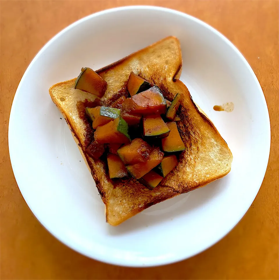 Brunch with bread and boiled pumpkin including brown sugar. Simple and easy food to make.|MI 「いどりす」さん