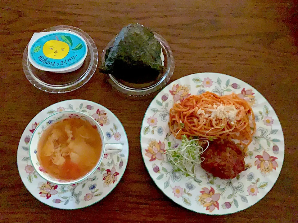 トマトと卵のスープ🍅トマトソースのスパゲティ🍝ハンバーグ🍗おにぎり🍙八朔ゼリー🍊今日の昼食20201019|rococoさん