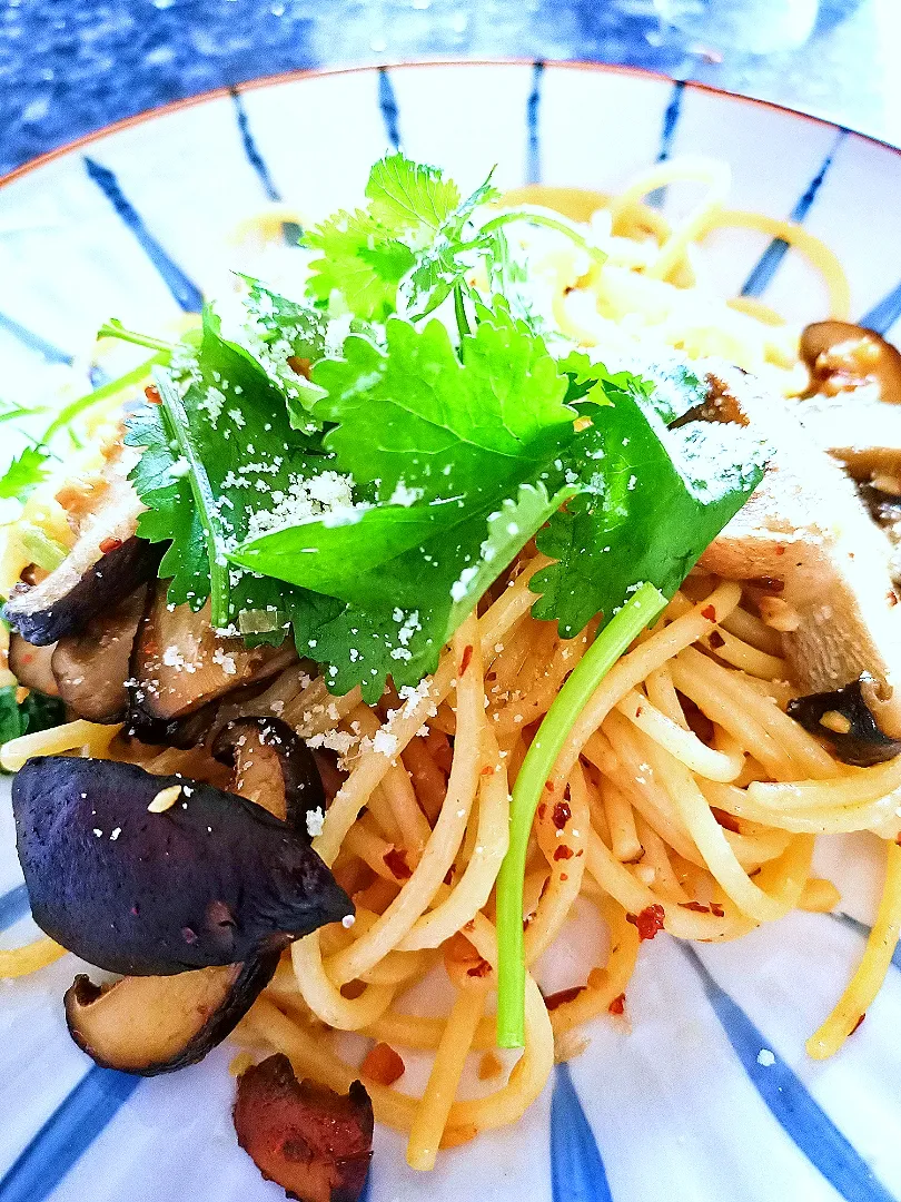 Snapdishの料理写真:Aglio Olio Shitake 🍄 Pasta 🍝|Fatmamaさん