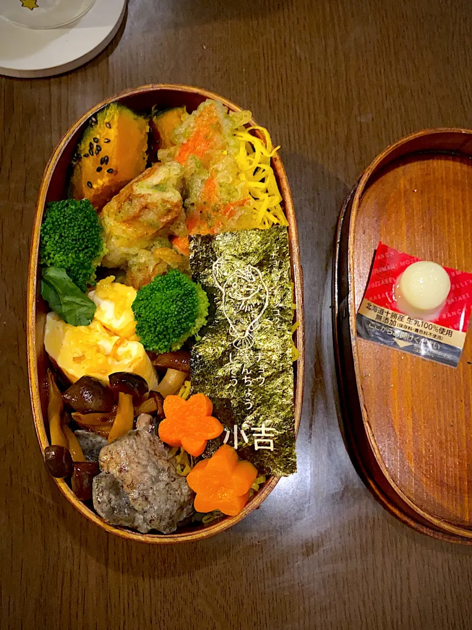 お弁当🍱　海苔弁　錦松梅　錦糸卵　焼き海苔　かぼちゃロースト　胡麻塩　カニかまと竹輪の磯辺揚げ　　干し海老の出し巻き卵　蒸しブロッコリー　花形人参甘煮　照り焼きしめじ　炭火焼チキン　モッツァレラチーズ|ch＊K*∀o(^^*)♪さん