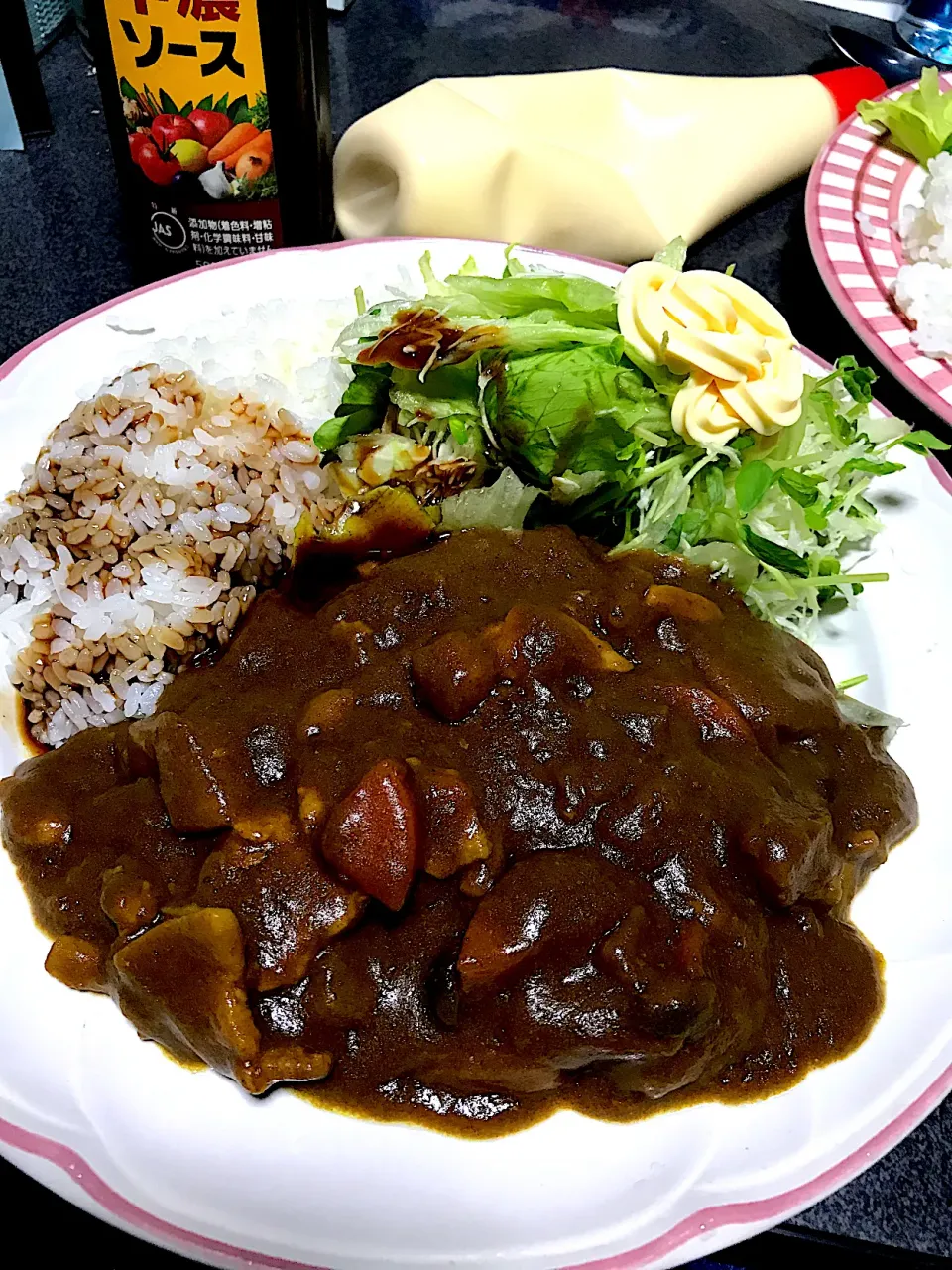 One-Plate Dishで！あ、ソースはご飯の方にかける派です #夕飯　One-Plate Dish(カブきのこカレーライスキャベツレタスサラダ)|ms903さん