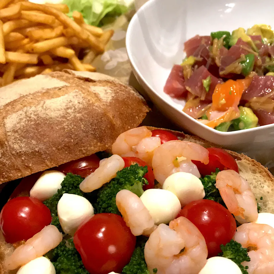 くり抜いたパンでサラダ🥗                           マグロとアボカドなめたけ和え|mokoさん