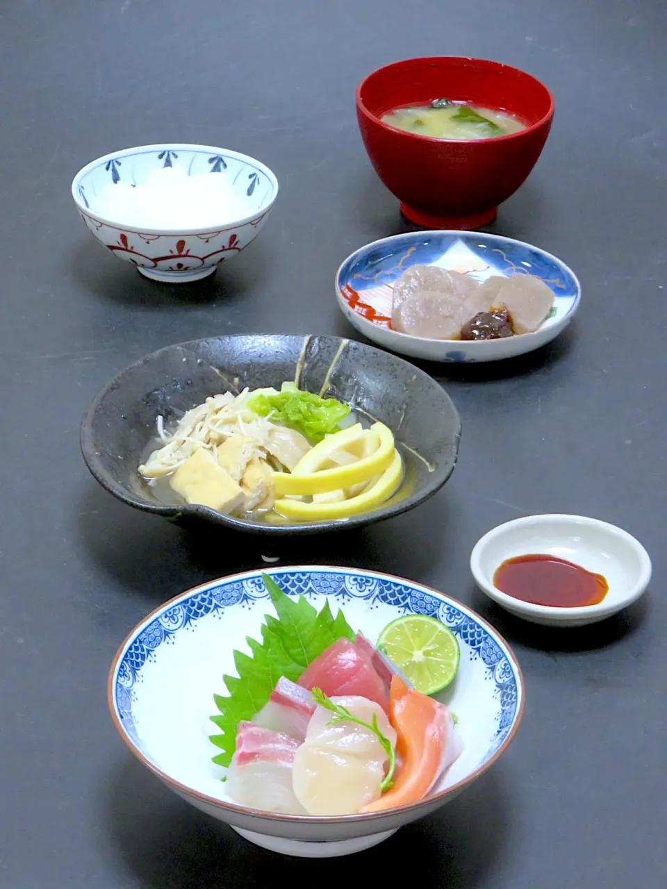 今晩は、お造り盛合わせ、白菜と竹の子の信田煮、手作りこんにゃく、南瓜の味噌汁、ご飯|akazawa3さん