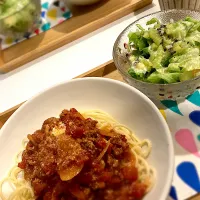 Snapdishの料理写真:ひき肉&トマトパスタ🍝とキウイとレタスのサラダ|jasminechachachaさん