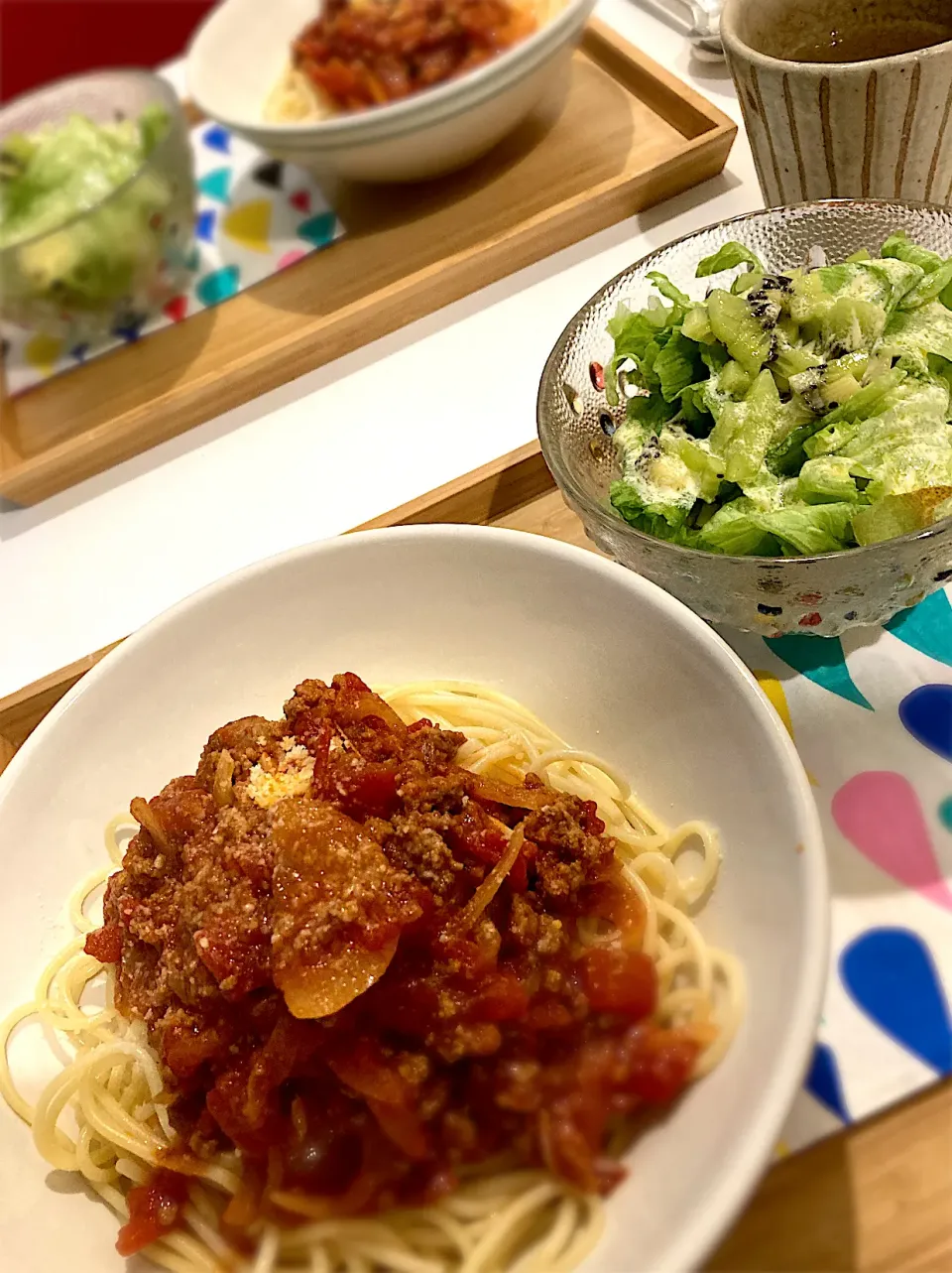 ひき肉&トマトパスタ🍝とキウイとレタスのサラダ|jasminechachachaさん