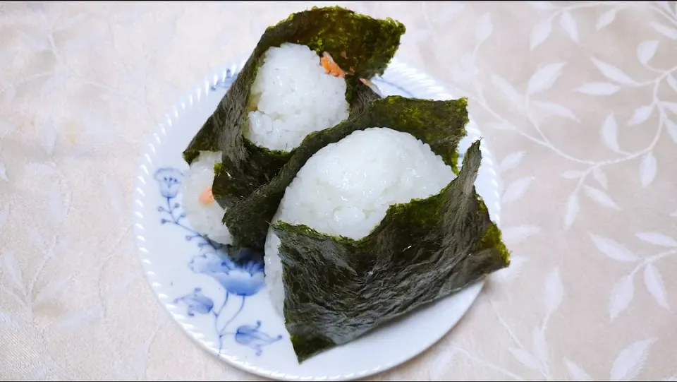 Snapdishの料理写真:10/19の夜勤弁当
塩鮭のおにぎり🍙|卯月さん