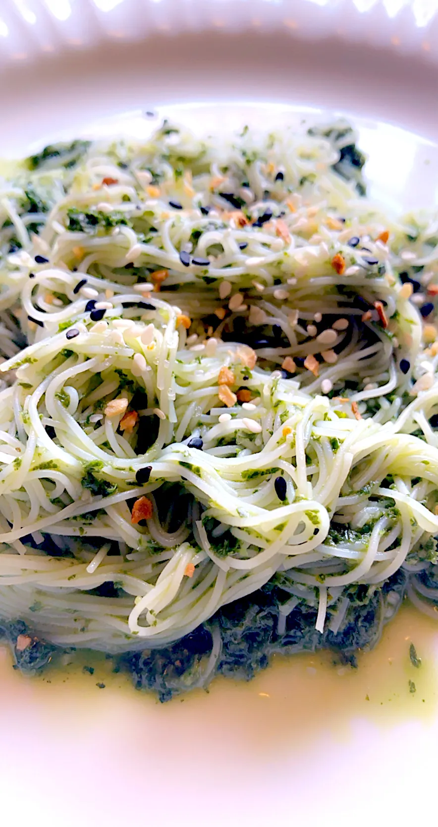 Snapdishの料理写真:Kale pesto with rice noodles|Kacy Williamsさん