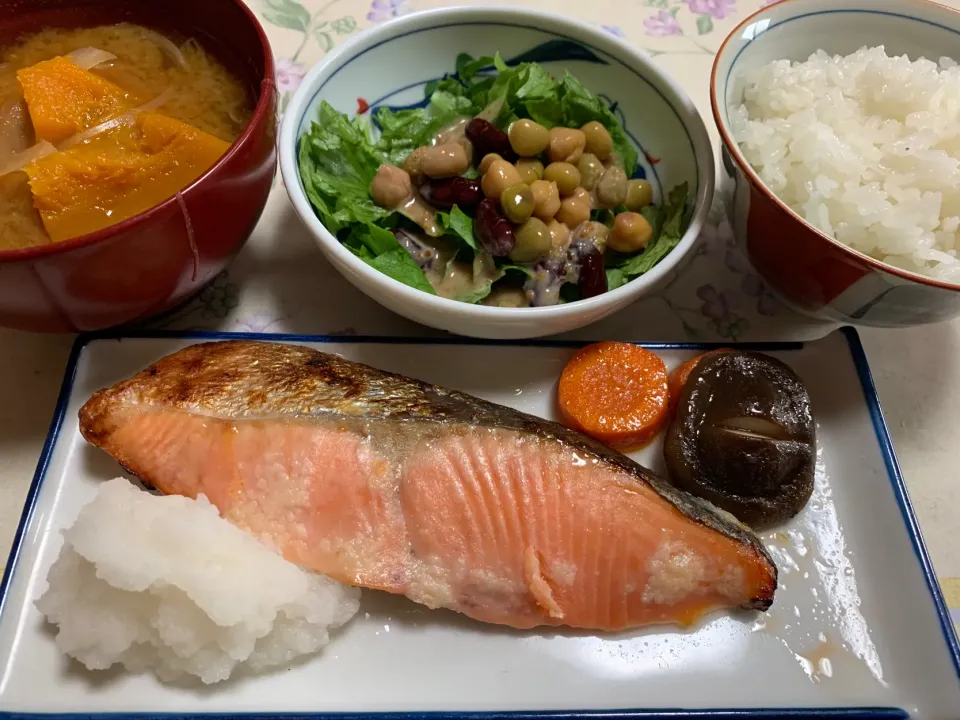 Snapdishの料理写真:朝ごはん、鮭塩麹漬け、豆サラダ、南瓜味噌汁|Isimura Hidekiさん