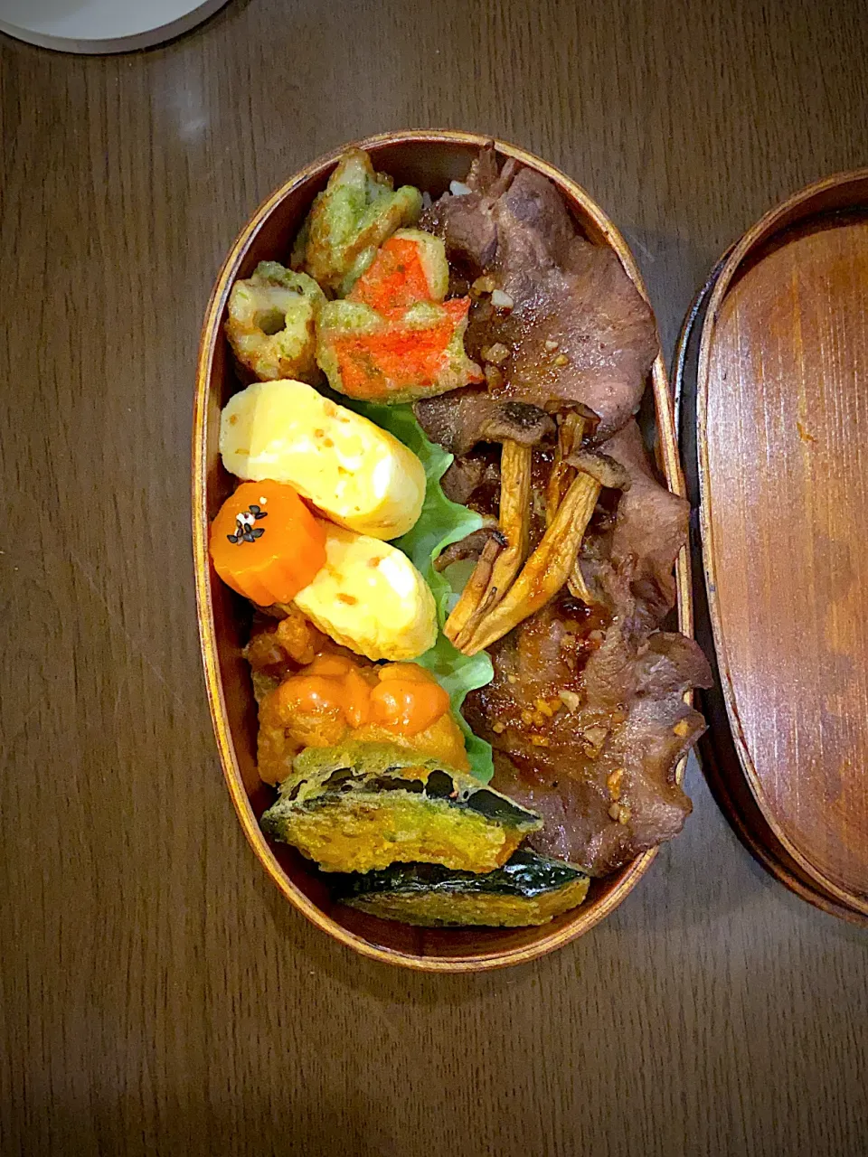 お弁当🍱　牛タン焼肉　ガーリックソース　　　カニかまと竹輪の磯辺揚げ　干し海老の出し巻き卵　しめじロースト　花形人参甘煮　胡麻塩　唐揚げ　オーロラソース　かぼちゃの青海苔天ぷら|ch＊K*∀o(^^*)♪さん