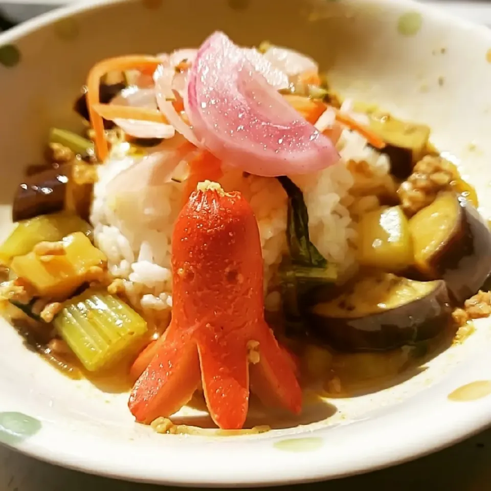 茄子とセロリの豚キーマカレーwithタコさんウインナー🐙|ふじわらたくやさん