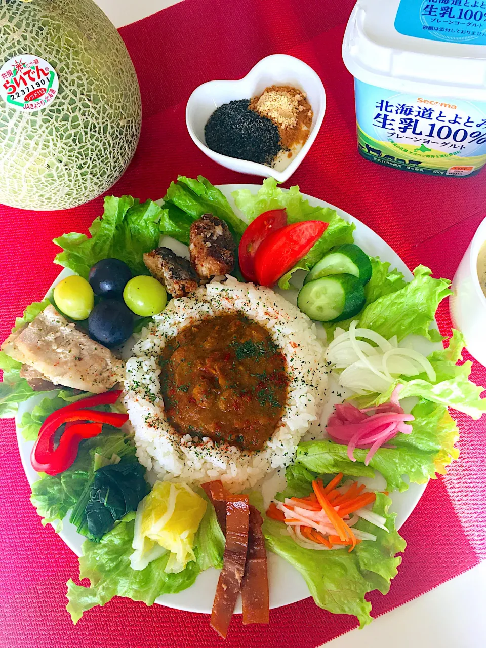 スパイスカレーに魅せられて^_^❤️スパイスカレー生活79日目💪❤️トッピングはサバ水煮缶ザンギ😋豚バラマヨソテー😋スルメイカ🦑をヨーグルトで戻して蜂蜜煮😋野菜色々^_^❤️北海道とよとみ生乳100％のプレーンヨーグルトにもち麦きな粉と黒すりごま😋北海道のコンビニ、セイコーマートにしか有りません^_^😃と|HAMI69さん