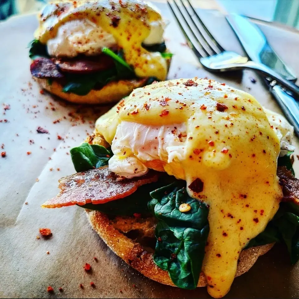 Eggs Benedict with Spinach and Mozambique Peri Peri|Jbunny Caféさん