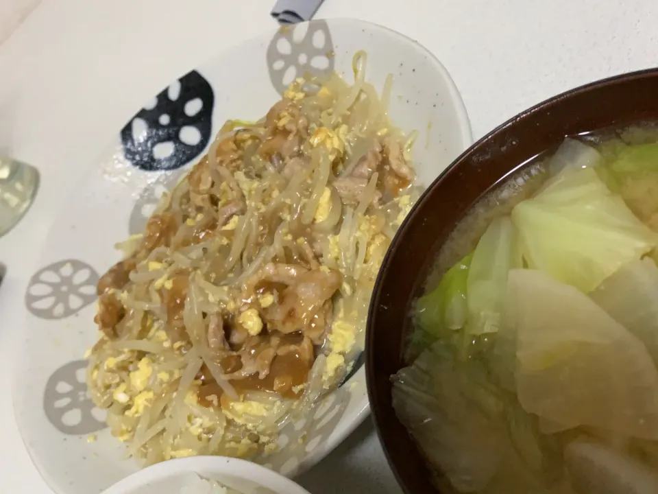 もやしぶたたまオイスターソースと大根キャベツ味噌汁|いぶきさん