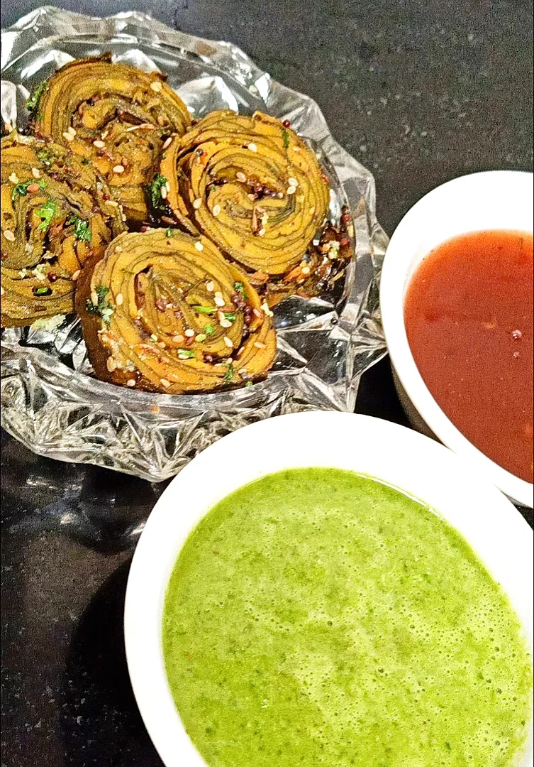 Aluwadi/patra##delicious#tasty deep fry
with green chutney and tamarind dates chutney##indianfood#mumbai##|nainasinghさん