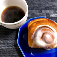 朝食☆カルディのシナモンロール☆コーヒー