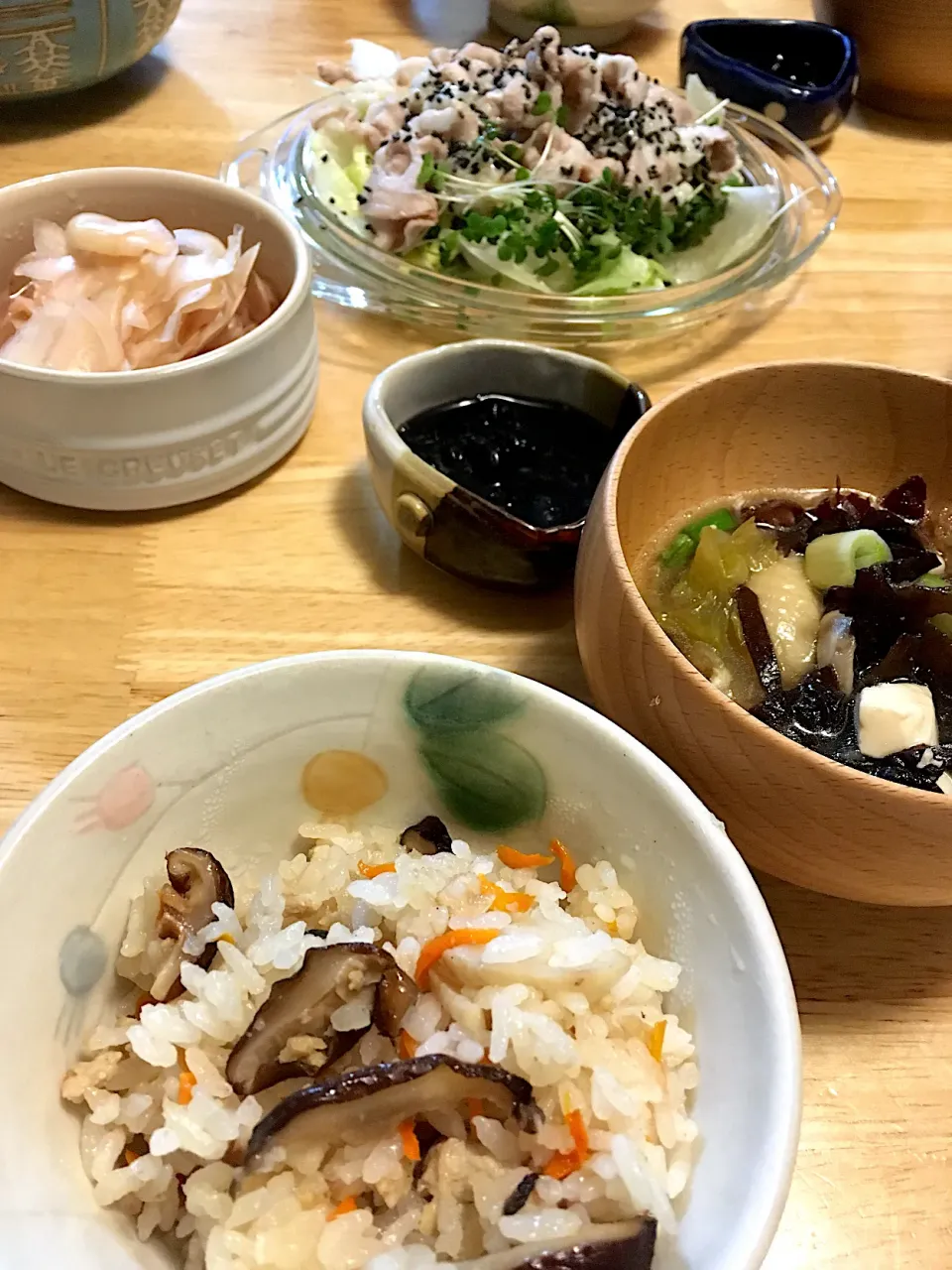 昨日の晩御飯〜ばら寿司、豚しゃぶ、朝のスープの残り、黒豆、ガリ(*''-''*|さくたえさん