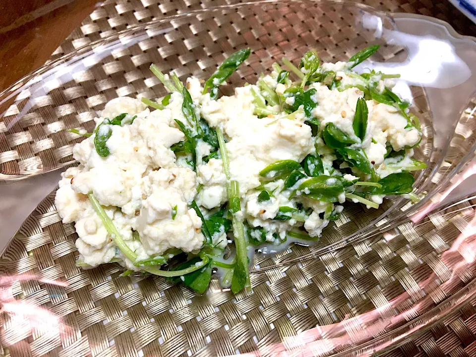 Snapdishの料理写真:くずし豆腐と豆苗のサラダ|RIN♡さん