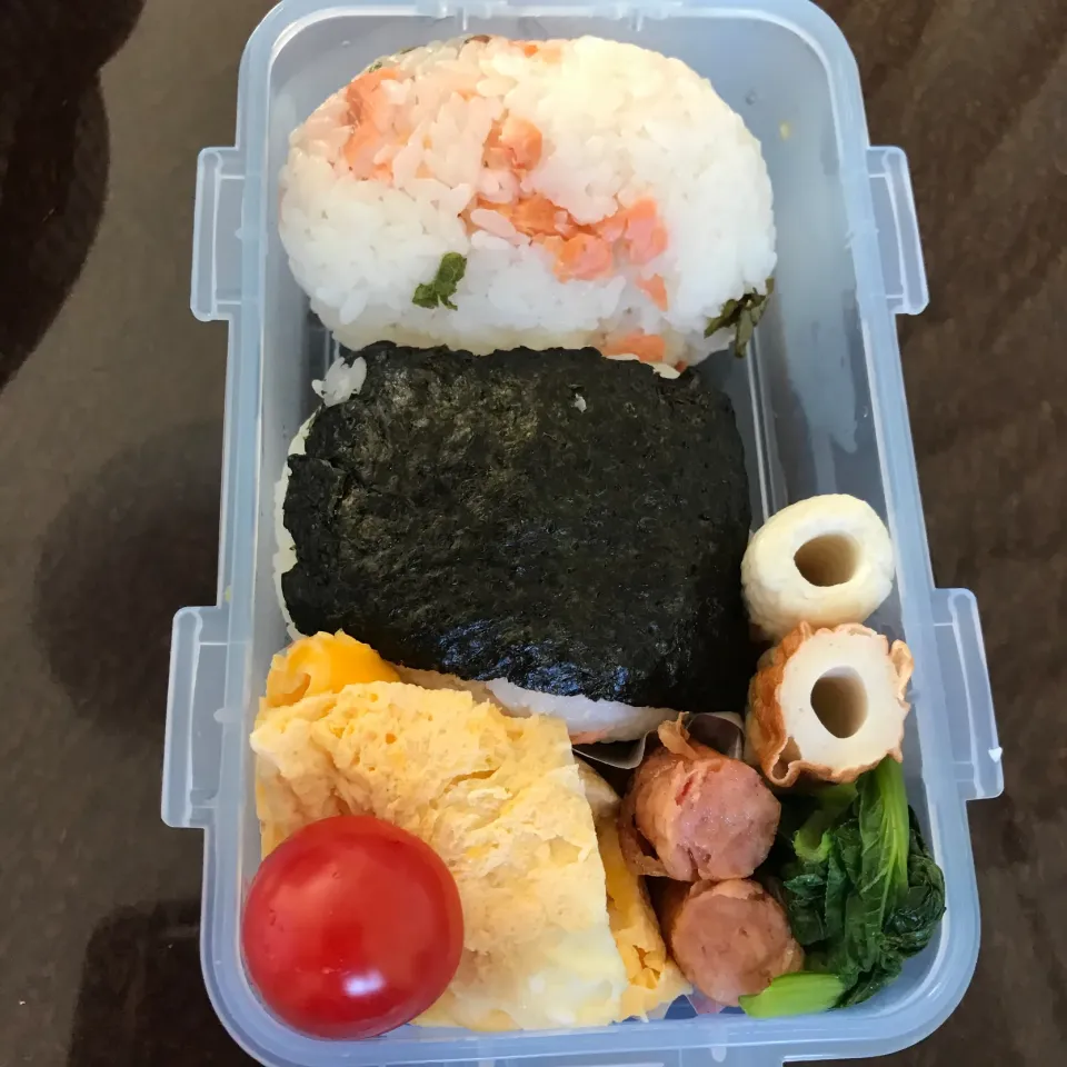 Snapdishの料理写真:おにぎり弁当🍙　鮭、ツナマヨ、卵焼き、ウインナー、|純さん