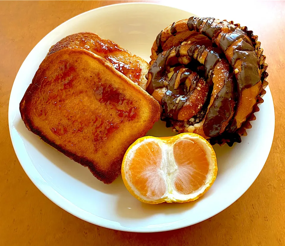 Lunch time with cinnamon rolls, strawberry jams on bread and autumn orange.|MI 「いどりす」さん