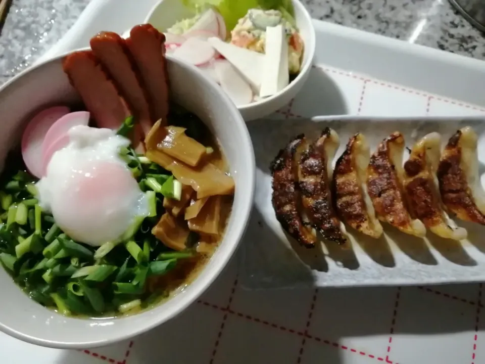 醤油ラーメン
餃子
サラダ|あぁちゃんさん