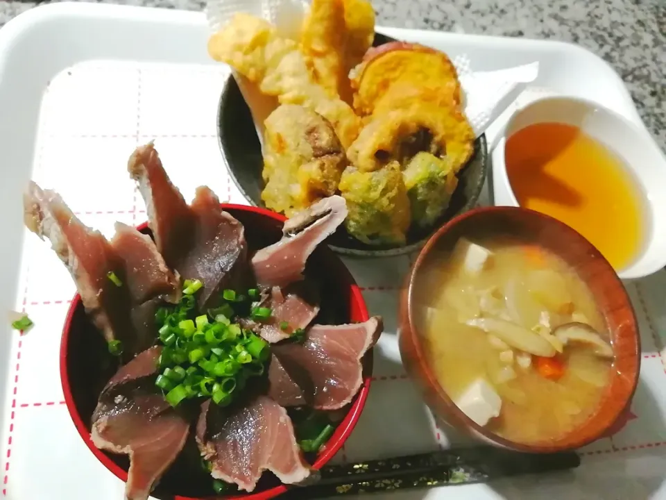 かつおのたたき丼
天ぷら
味噌汁|あぁちゃんさん