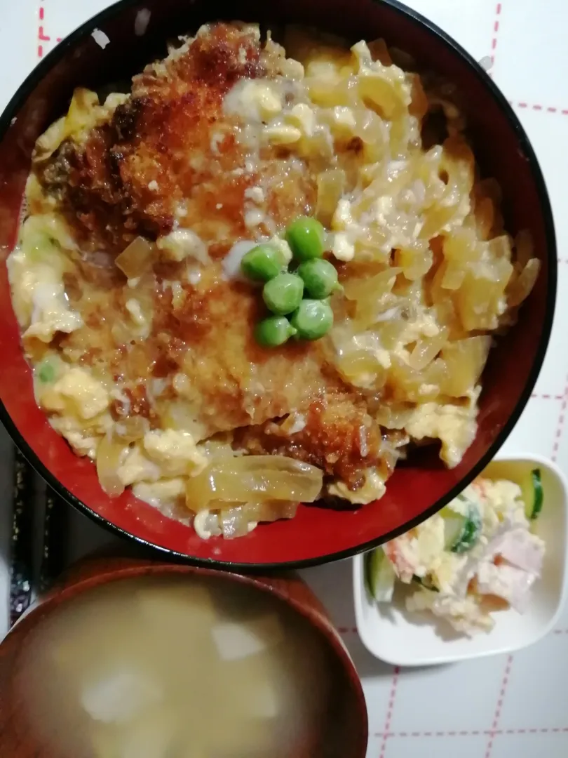 カツ丼
ポテトサラダ
味噌汁|あぁちゃんさん