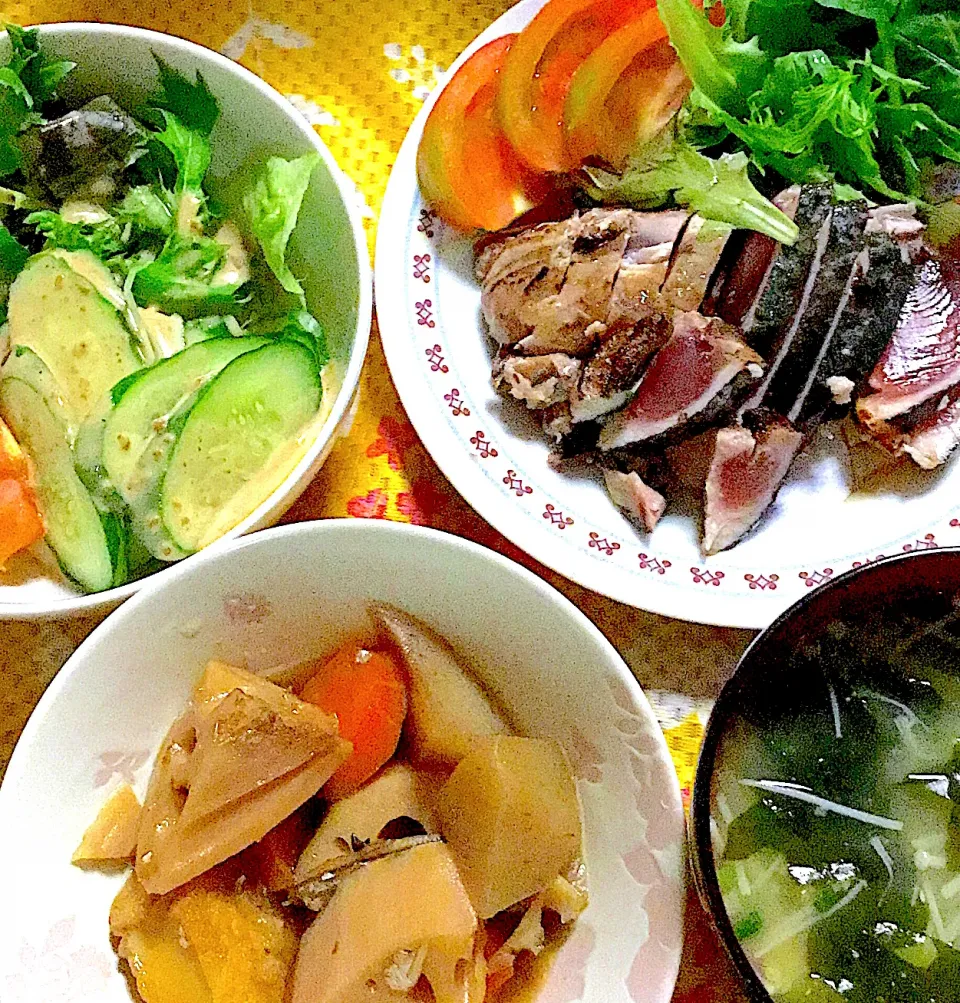 蓮根と厚揚げの煮物　サラダ🥗　鰹のタタキ　味噌汁|掛谷節子さん