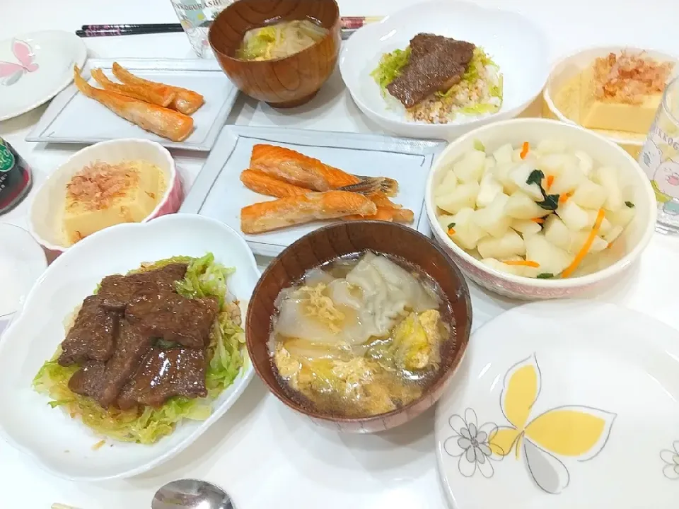 夕食(*^^*)
カルビキャベツバター丼
ハラス焼き
玉子豆腐
白菜たっぷりワンタンスープ
あとひき大根|プリン☆さん