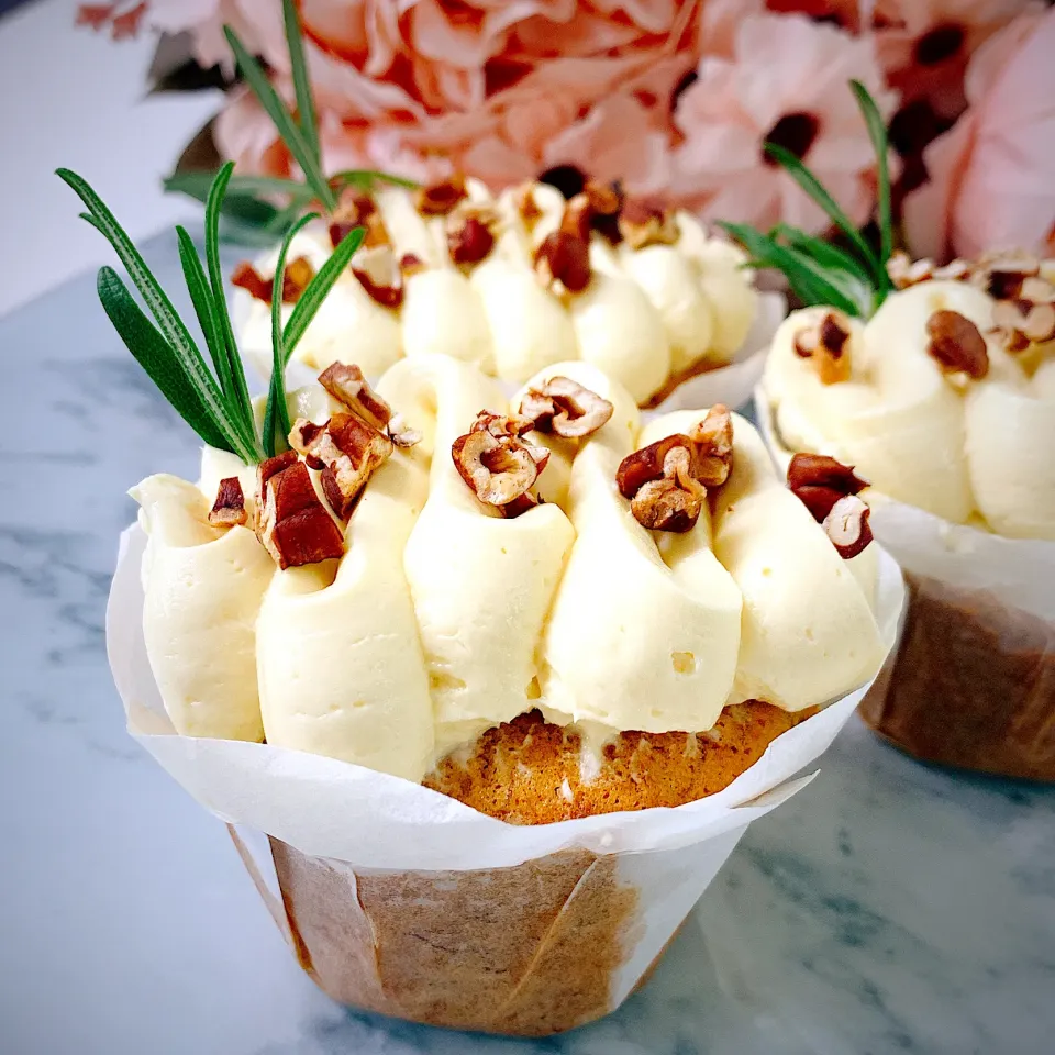 Banana  Pecan  Creamcheese Cake By Praicafe’|Prai Thailandさん