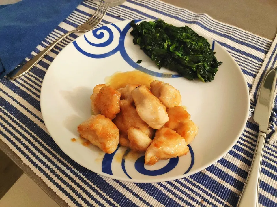 Snapdishの料理写真:Lemon chicken with butter sautéed spinach|Ery_05さん