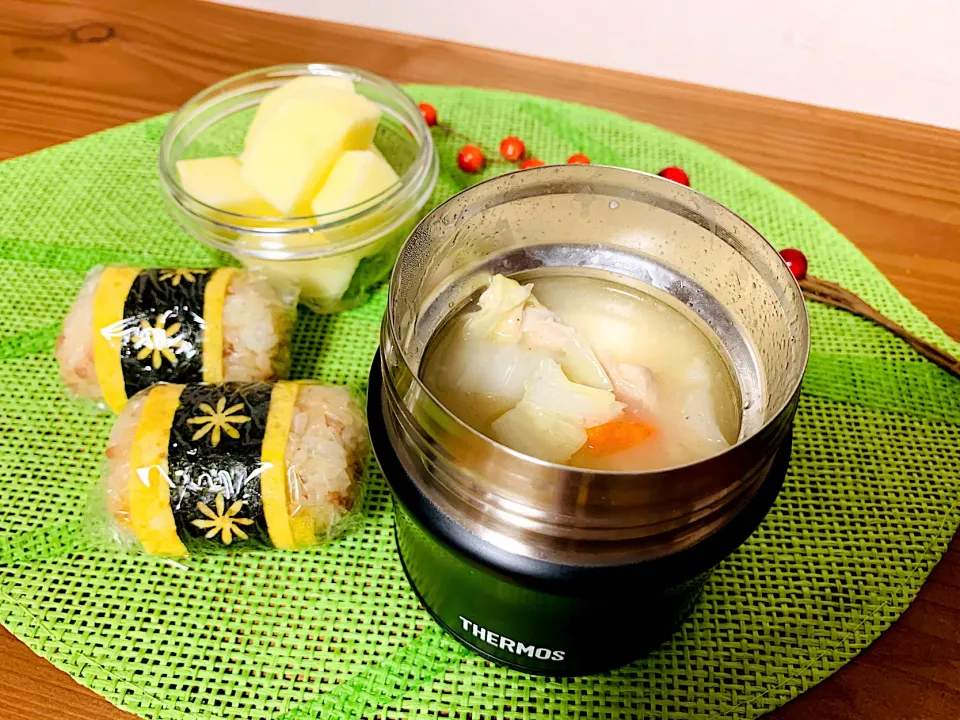 そぼろおにぎり＆鶏肉と白菜の鶏白湯スープ♨️スープ弁当は簡単でラクラク🎶良いです‼️|いちごさん