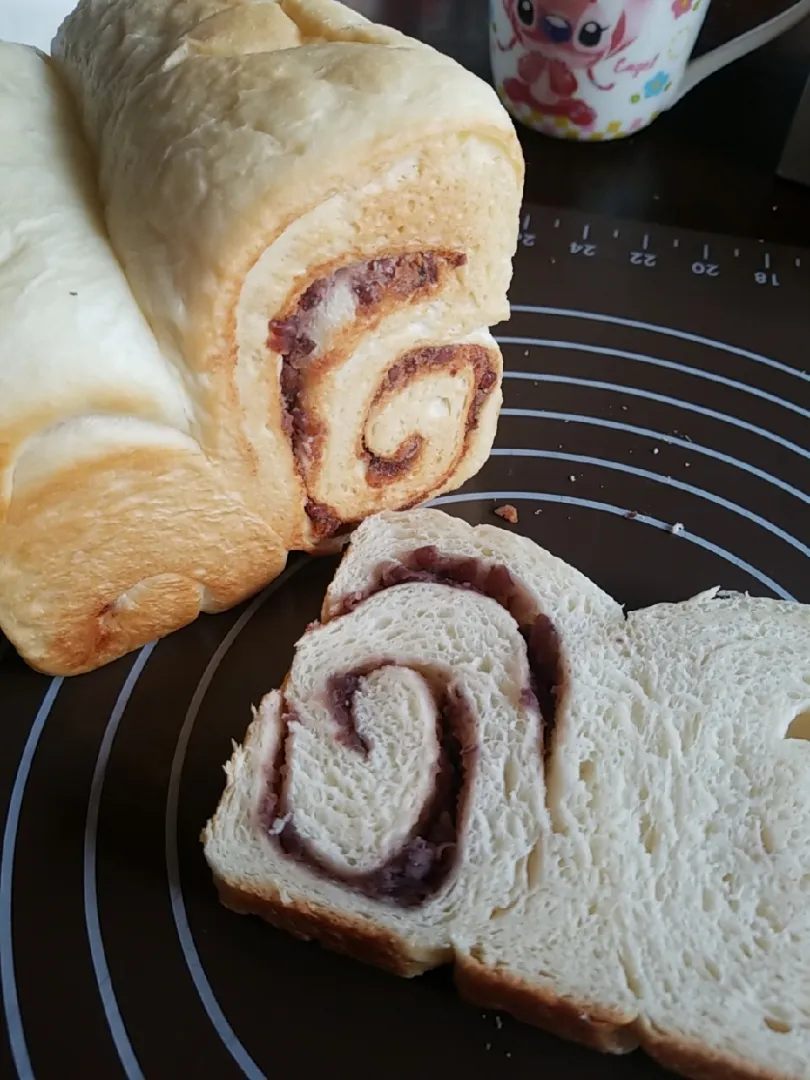 Snapdishの料理写真:あんこ食パン。向き反対なってる(笑)|mymさん