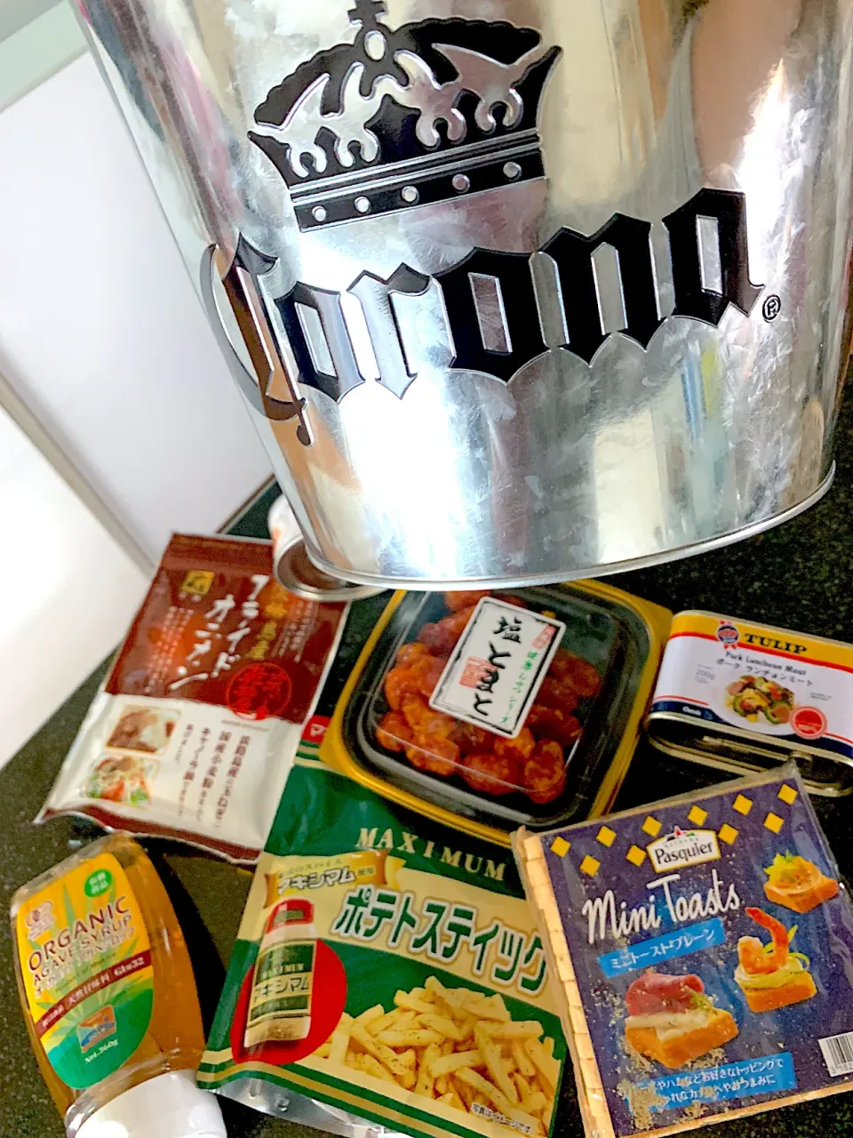 由美ちゃん からの贈り物🎁 CORONAビールのバケツの中からお宝いっぱい|シュトママさん