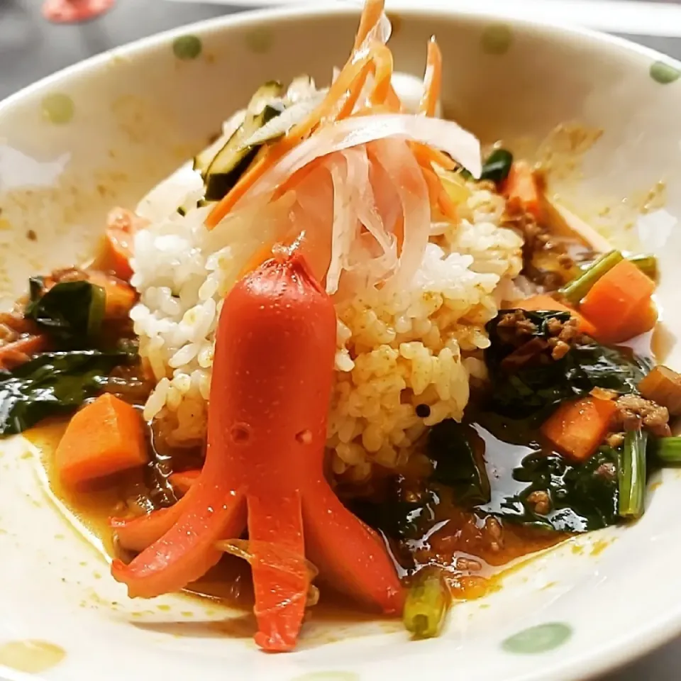 ほうれん草と人参の牛キーマカレーwithタコさんウインナー🐙|ふじわらたくやさん