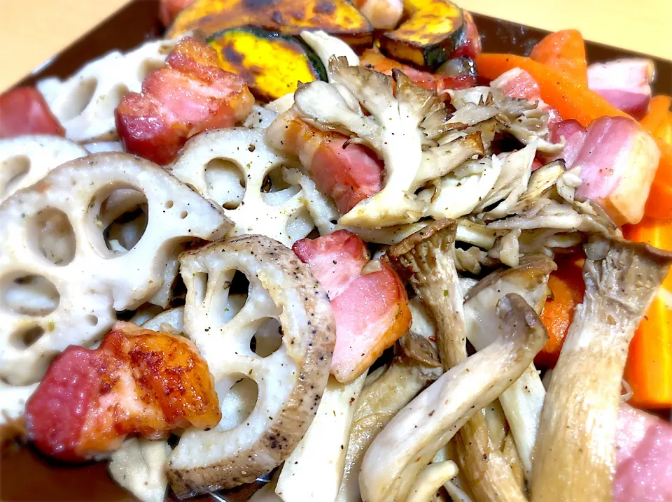 オーブンで焼くだけ‼︎吊るしベーコンと秋野菜のグリル🥓🍄🎃🥕|Shiro¨̮⑅さん