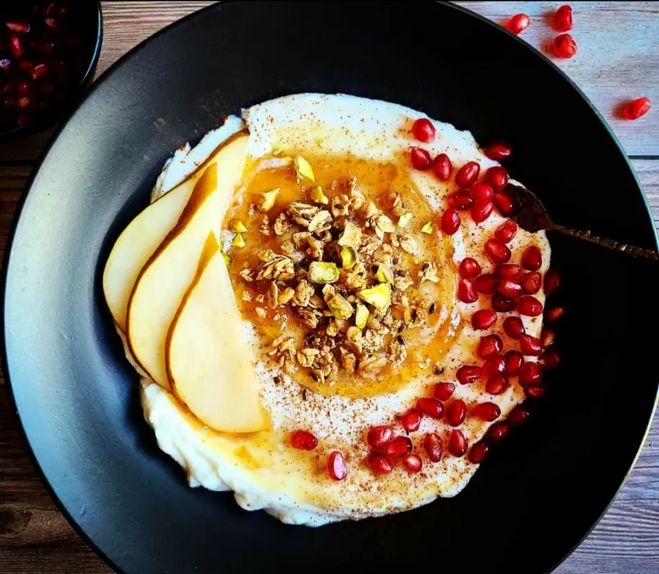 Fig and Pomegranate Spiced Yogurt Bowl|Jbunny Caféさん