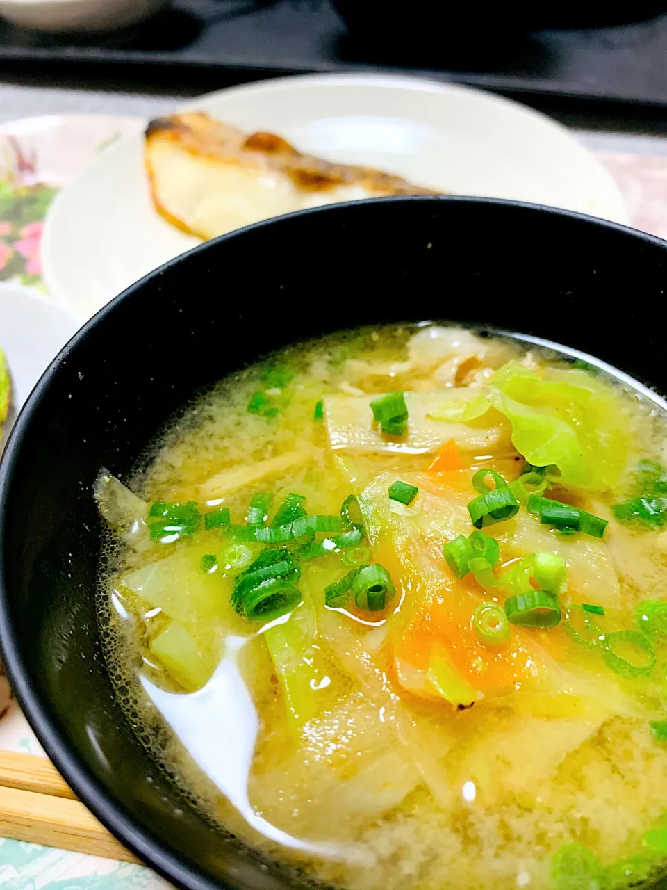 ほっこり、おかず味噌汁。たっぷりキャベツ豚汁🥬🐷|ちはるさん