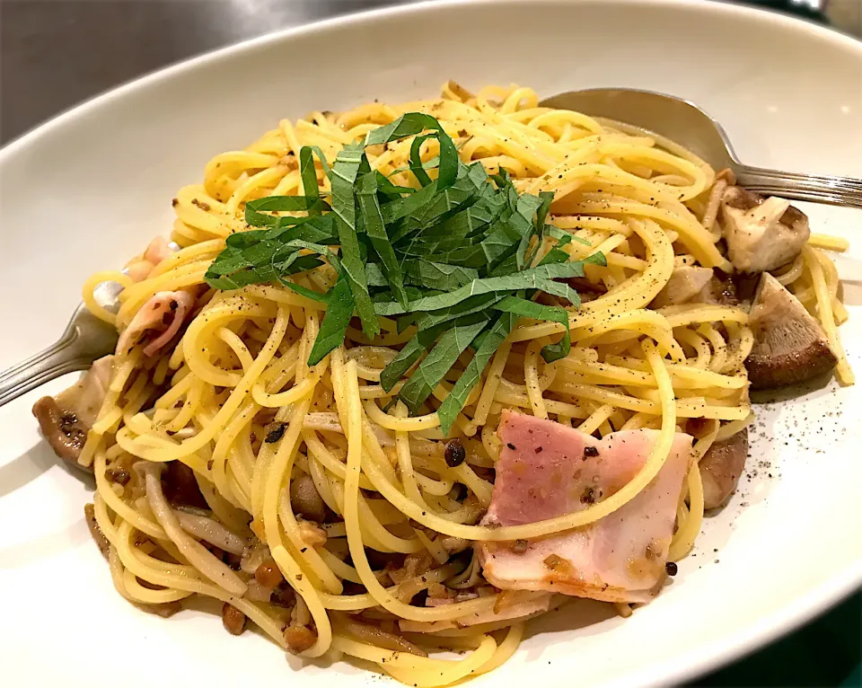 Snapdishの料理写真:肉厚椎茸と山エノキ和風パスタ＠PRONTO|toshi,I🍴さん