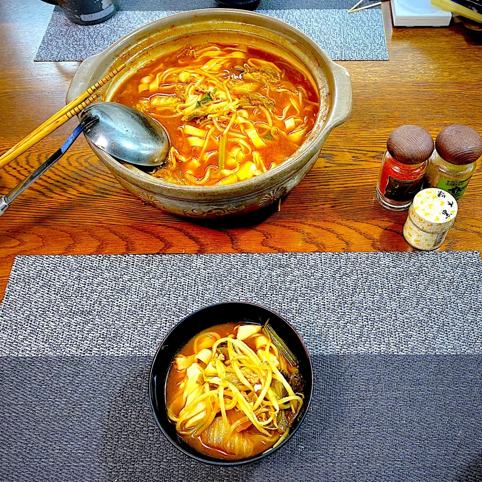 Snapdishの料理写真:昨夜の赤辛鍋にきしめんを入れて、煮込みうどんにしました|yakinasuさん