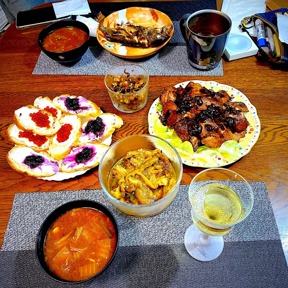 豚ロースの味噌焼き豚、メバルの煮付け、鍋残りの吸い物、ブルスケッタ|yakinasuさん