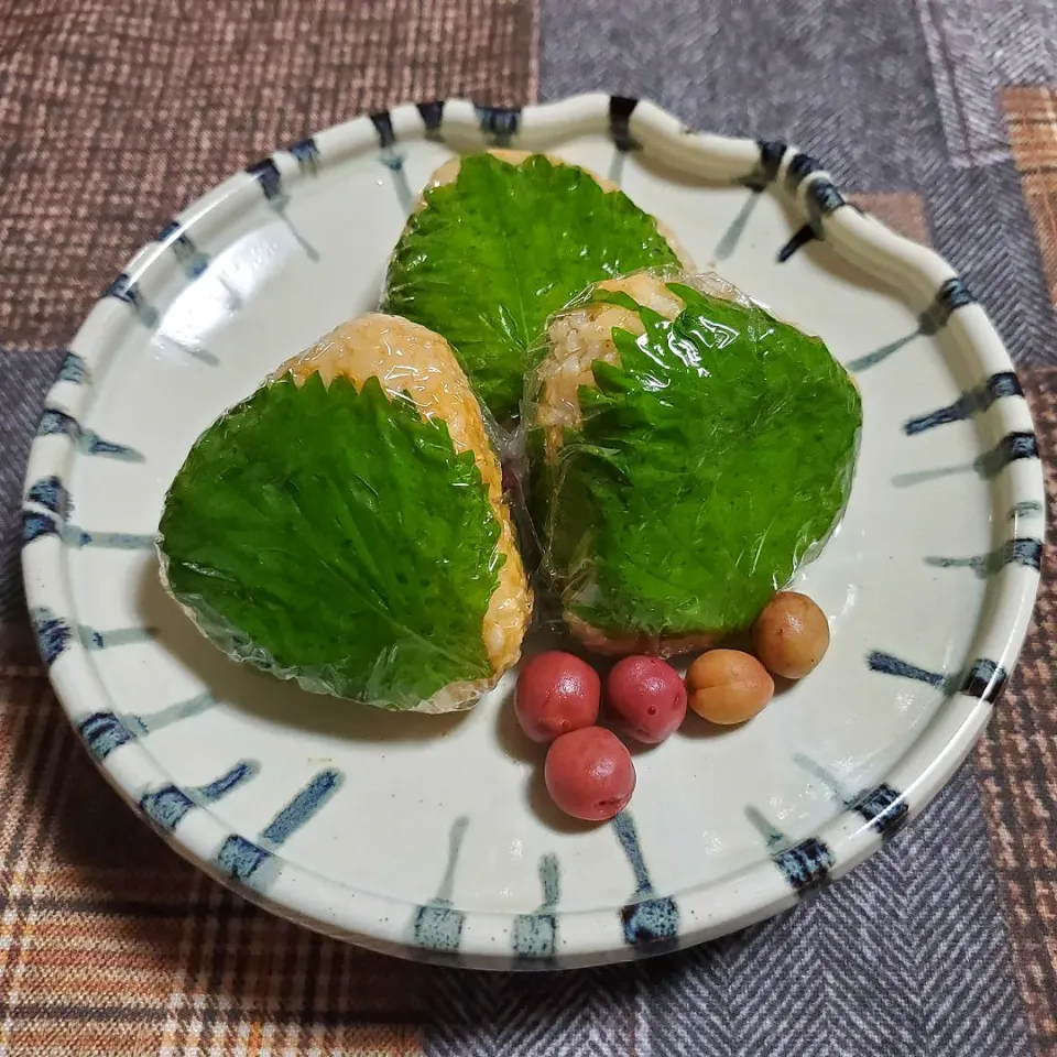 大葉醤油漬け巻きおにぎり🍙
お米は無農薬・化学肥料不使用の運米🌾
小梅は自家漬け|きょーこさん