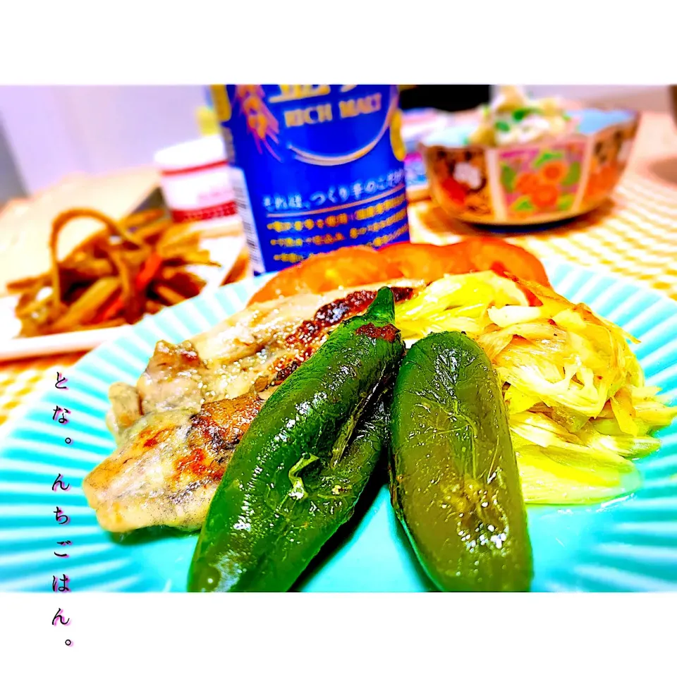 Snapdishの料理写真:鶏せせり＆葱＆こどもピーマンの炭塩ソテー🍺。|tonaさん