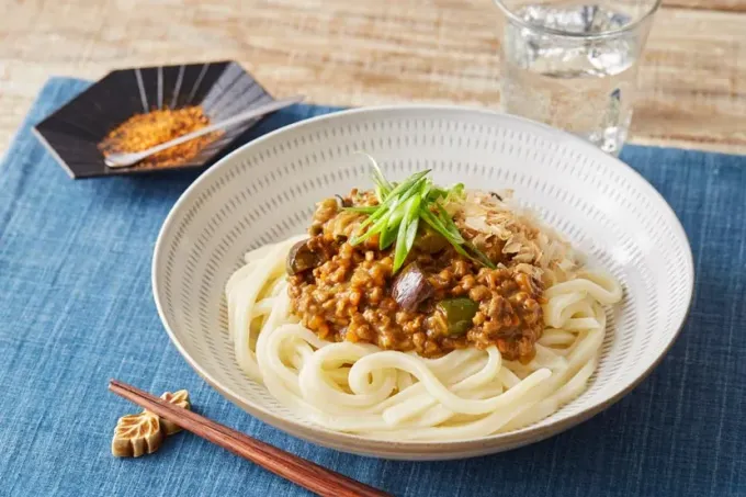 Snapdishの料理写真:かけるだけ！キーマカレーまぜうどん|マルコメ キッチンさん