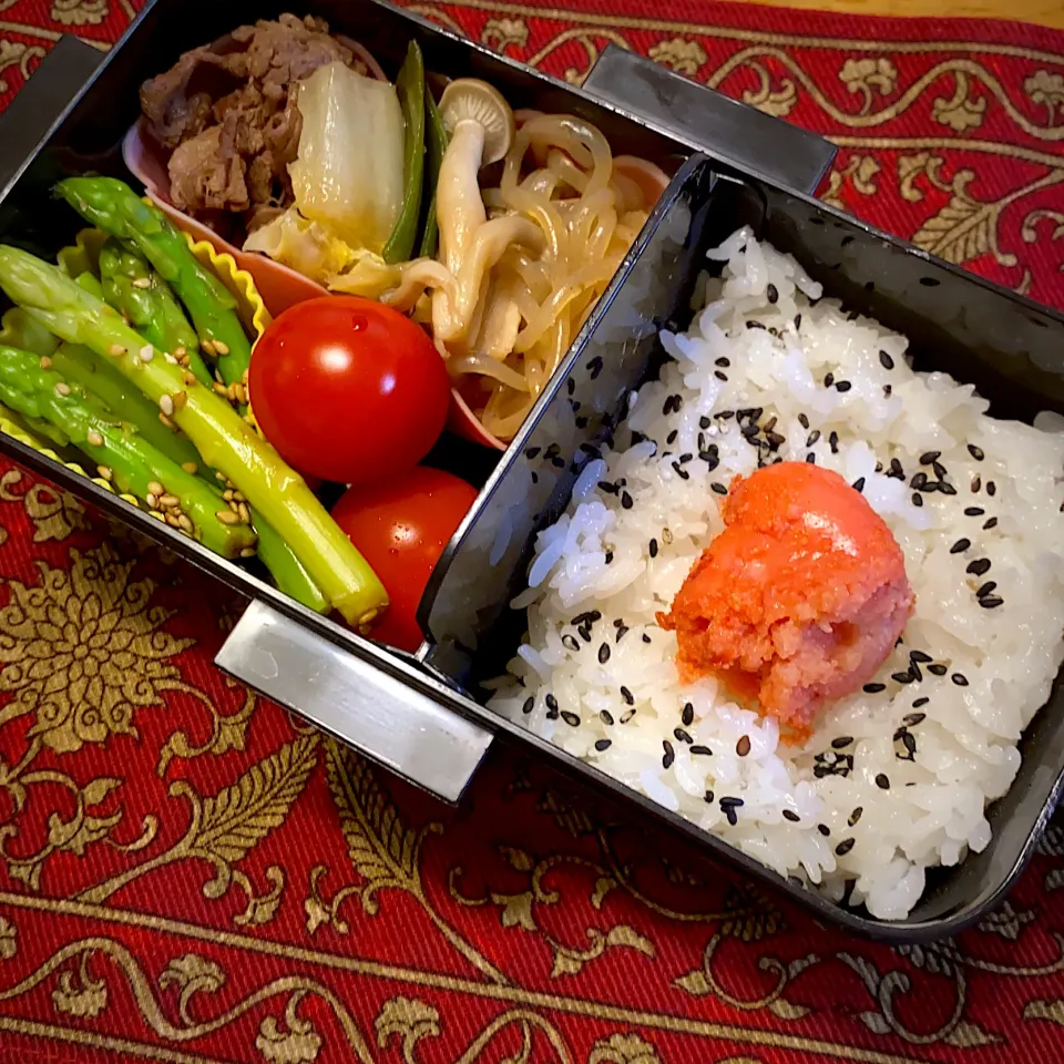 すき焼きと、アスパラの胡麻和えと、プチトマトと、焼きたらこ弁当|もえさん