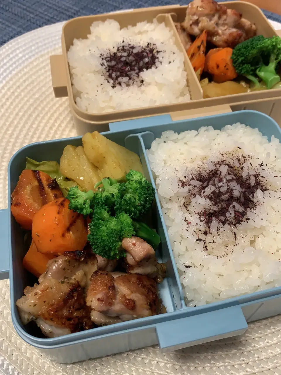 鶏肉グリル弁当　野菜のカレー粉炒めをしきつめて|Mzkさん