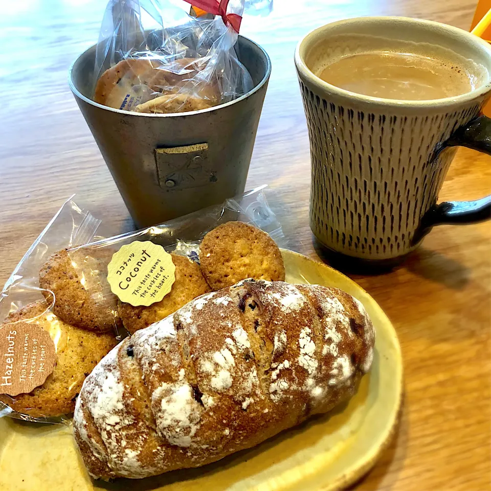 いただき物のパンとクッキーで朝ごはん|じゅんさんさん