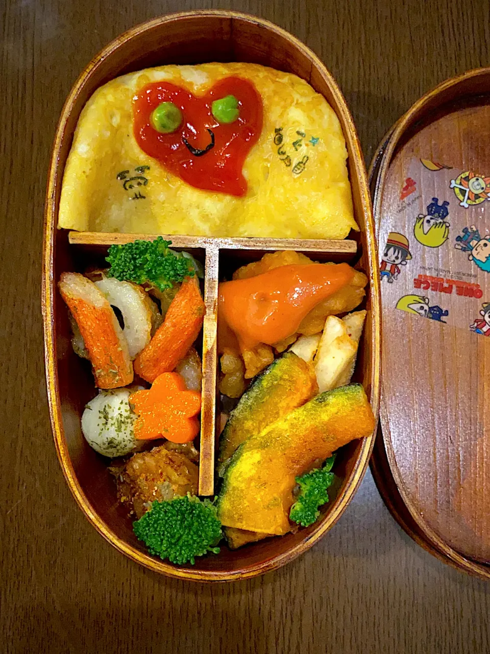 Snapdishの料理写真:お弁当🍱　オムライス　チキンライス　フライドチキン　オーロラ辛ソース　フライドポテト　かぼちゃの青海苔天ぷら　カニかまと竹輪の磯辺揚げ　モッツァレラチーズ　帆立ロースト　七味唐辛子　花形人参甘煮　蒸しブロッコリー🥦|ch＊K*∀o(^^*)♪さん