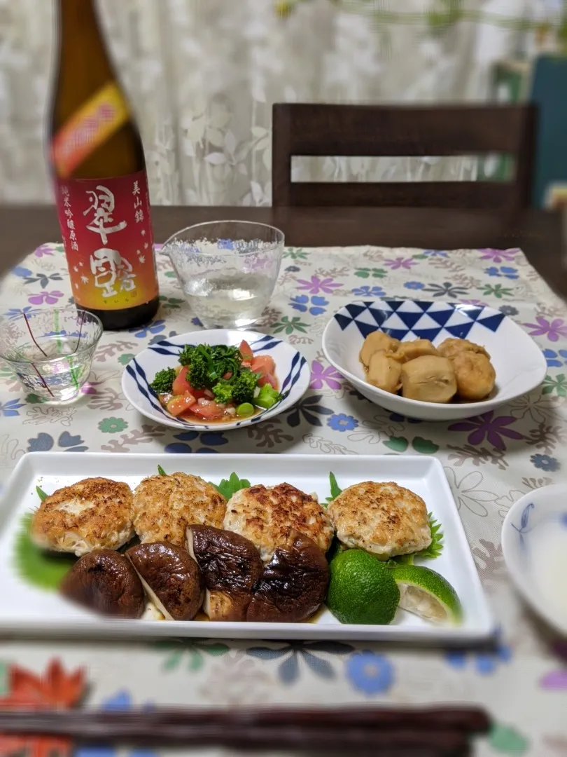 Snapdishの料理写真:日本酒 秋あがり🍶🍂🍁
胡麻つくね
里芋の煮っころがし
トマト、玉ねぎ中華サラダ|ヒカリーさん