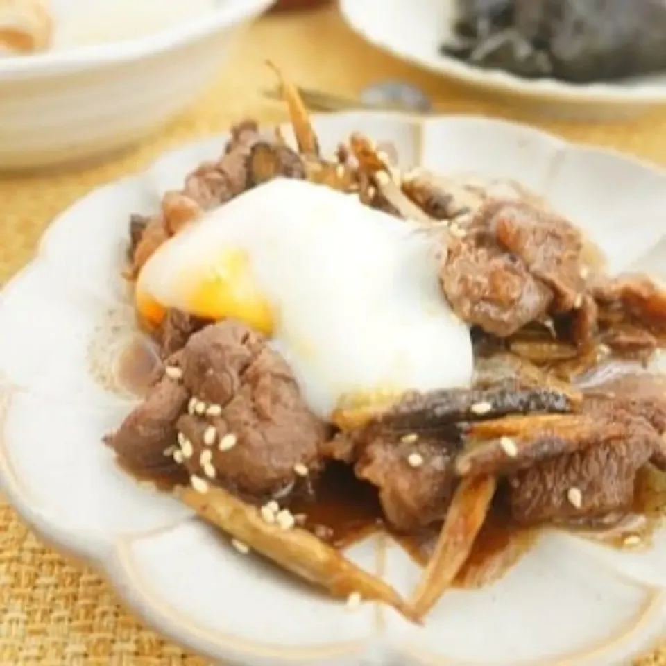 エゾシカ肉とごぼうのすき焼きごま炒め温玉のっけ|ちいさなしあわせキッチンさん