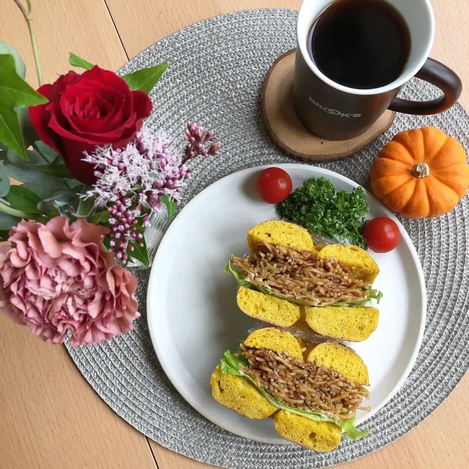 10/23❤︎ソース焼きそばベーグルサンド🥯🌱パンプキン🎃ベーグルで…🌱|Makinsさん